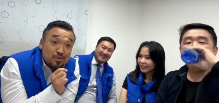 АН-ыг ийм хүмүүс төлөөлдөг болхыг харах гунигтай бна. Хараасан доромжилсон дайрсан  Ганц энэ сонгууль тэгээд алга болох бх л гэж найды даа тэгээд зарчим ярьдаг тэмцдэг залуус нь төлөөлдөг болох цаг ирэх блгүй дээ