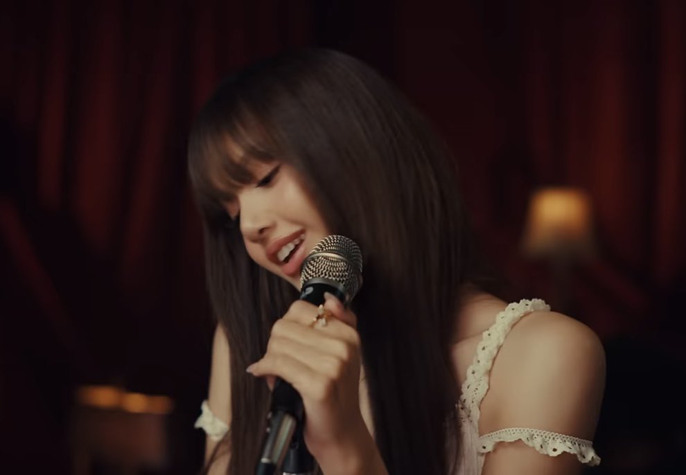 Ratcharin246's tweet photo. Moonlit Floor Live Performance OUT NOW
#LISAxMoonlitFloor
#Lisa
https://t.co/cch8G9w4QV https://t.co/skjQew1hvH