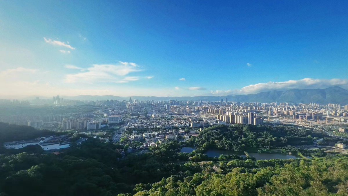 爬一次山吧，登高望远的感觉总是让人心旷神怡，放松放松自己……就是年龄大了膝盖疼，受不了呀😂