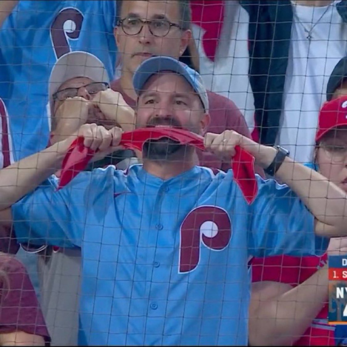 thefreyguy's tweet photo. @LibertyLinePHL With a little help from Philly towel eating man https://t.co/cJ9JepuP05