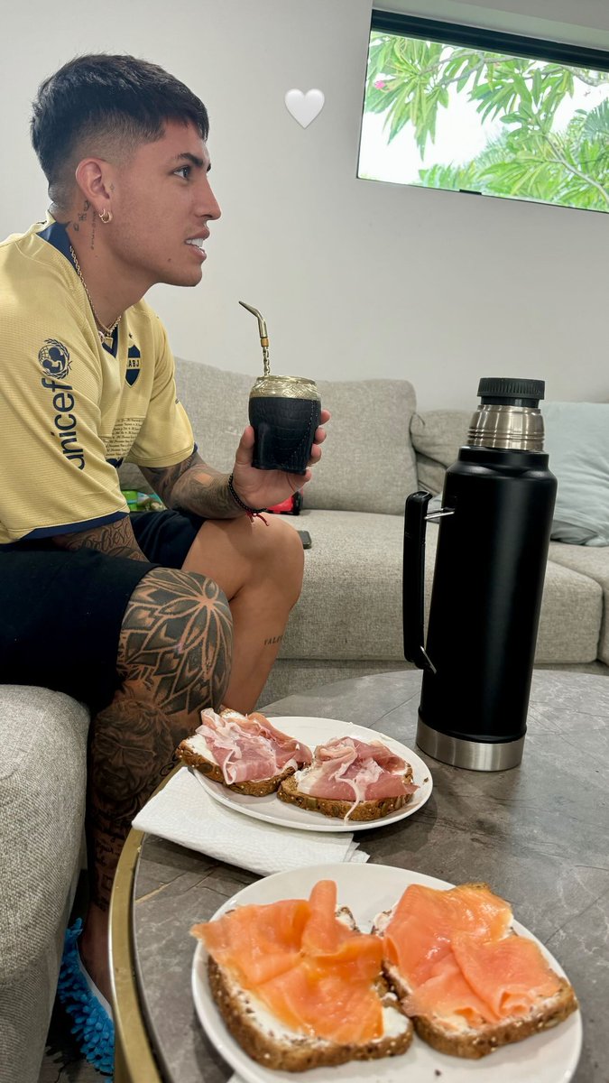 Atento, Román: la figura de la MLS que se mostró con una camiseta de Boca Facundo Farías con la camiseta de Boca.