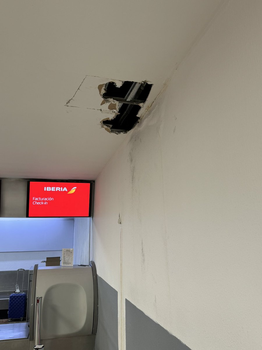 ErikLed's tweet photo. Hola, @AICM_mx , ¿qué pasa con este gran hoyo? Hay un montón de mosquitos en esta área, se nota que hay filtración de agua. El plan no es venirnos a contagiar de dengue. @SSalud_mx @Iberia @SSaludCdMx https://t.co/DvgQSMRV6n