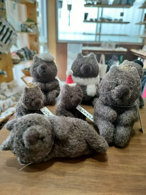 satsukiyama_zoo's tweet photo. ★ウォンバットの日2024★ウォンバットマルシェ情報♡
otthonさんです
今年は新作も含め、置物や壁掛け、ブローチ、バッグなど昨年よりラインナップを増やした様々なハンドメイドのウォンバット作品をご用意。ハンドメイドなのでどれも味のある一点もの。ぜひお気に入りを見つけてくださいね。
#otthon https://t.co/sYDWqbG8yf