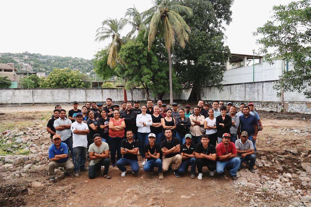 LizetteTapiaC's tweet photo. Iniciamos la construcción de las oficinas de la dirección de Mejoramiento Urbano, una obra que se suma a la renovada infraestructura de nuestro H. Ayuntamiento y que albergará a los responsables de elevar y mantener la buena imagen de nuestra ciudad. https://t.co/vLYaDAzrw5