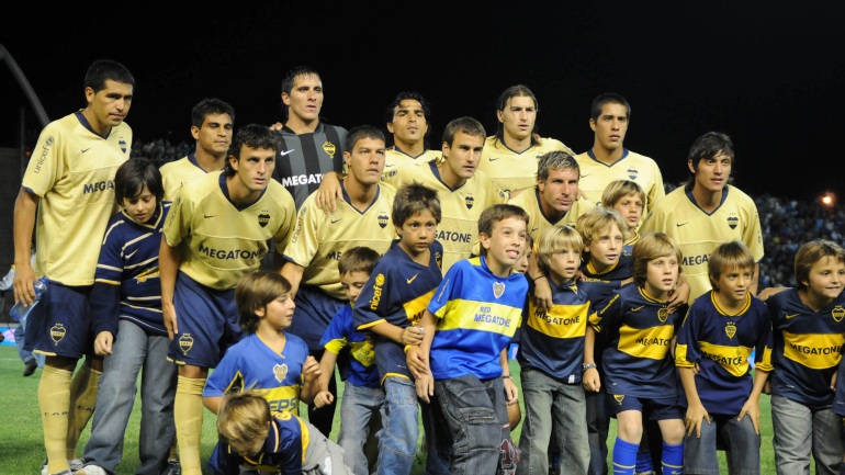 Atento, Román: la figura de la MLS que se mostró con una camiseta de Boca La camiseta dorada de Boca 2007-2008