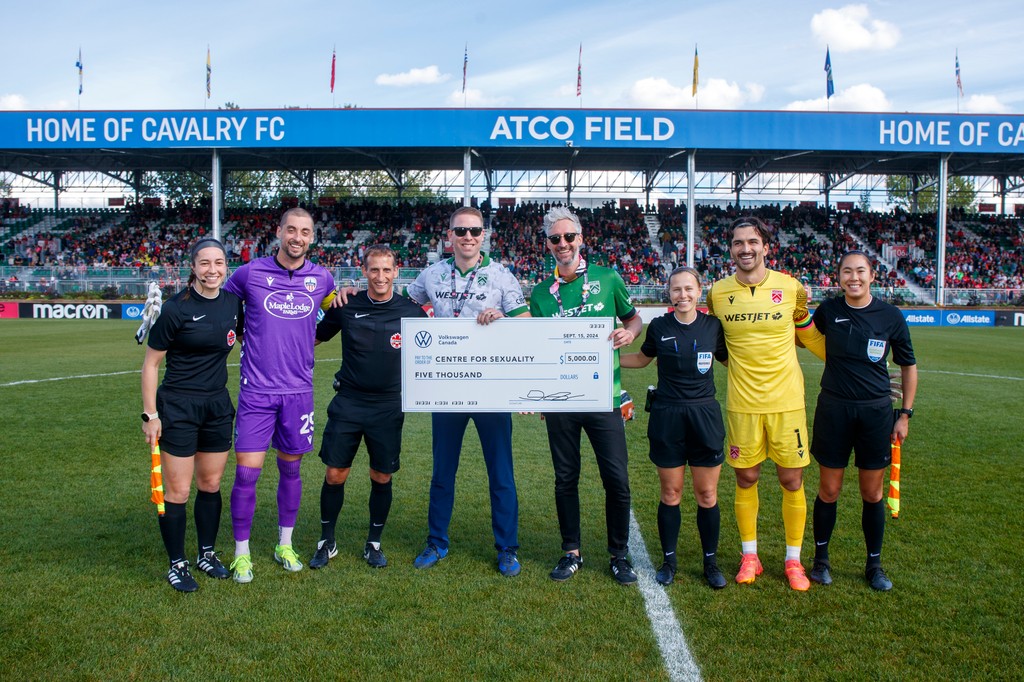 YYCsexualhealth's tweet image. We had some fun and raised some funds at Cavalry FC's Pride Match! Thank you to Cavalry for having us, to our team for selling 50/50 tickets to support the Centre, and to VW Canada for the generous donation! Let's do it again next year 🏳️‍🌈