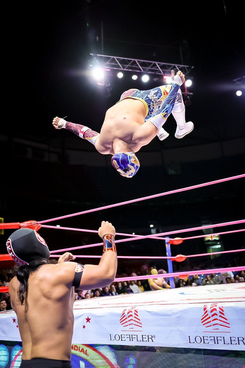 CMLL_OFICIAL's tweet image. Capitán Suicida, Valiente Jr. y Legendario arrancan con el pie derecho las hostilidades del #MartesDeArenaMéxico superando a Infarto, Hunter y Grako en una espectacular contienda.  

📺 EN VIVO: youtube.com/channel/UC3lOp…
