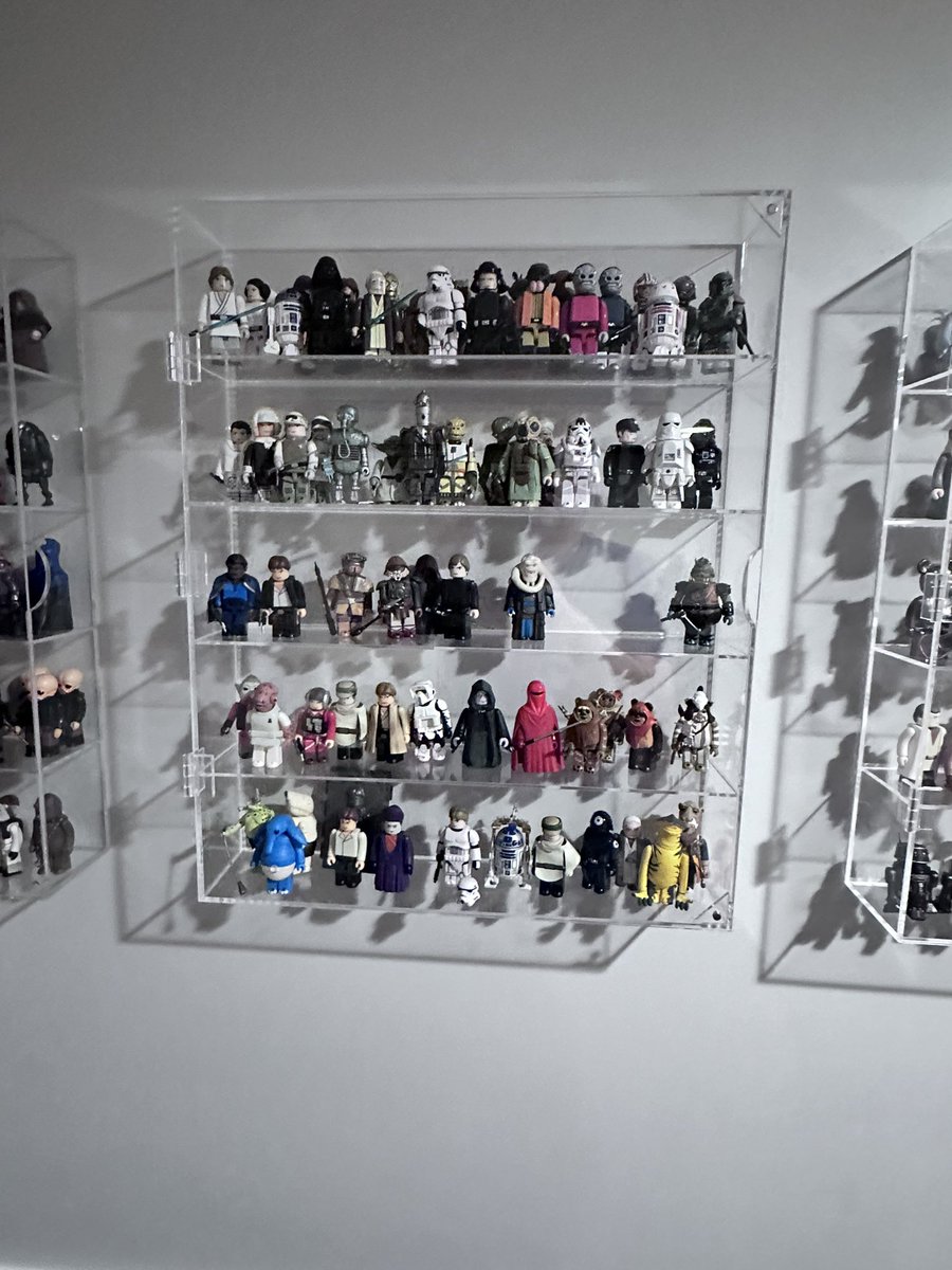 Willrow_ICMG's tweet photo. Ol’ Willrow recently relocated to a different planet and he’s been slowing getting his collection unpacked and redisplayed

Kubricks were up first https://t.co/sYsBzWh9kU