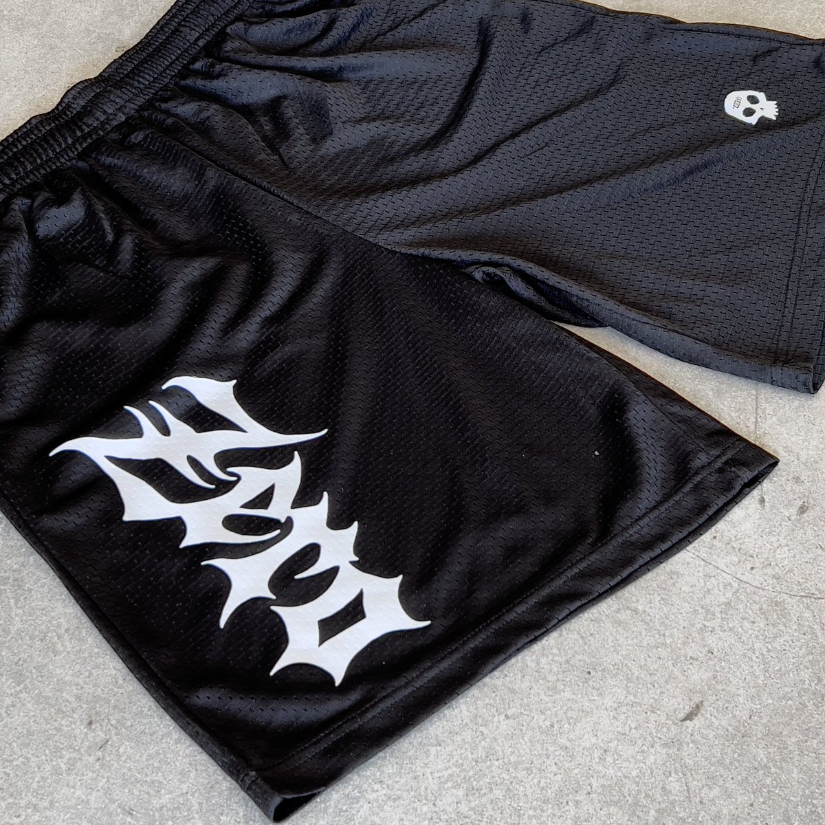 New ‘METAL MESH SHORTS’ are now available on the site! 🏀⚔️ zeroskateboards.com/products/metal…