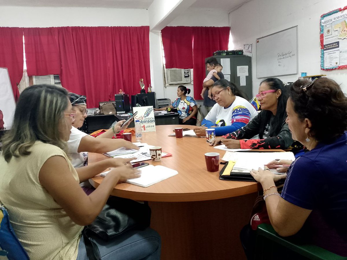 🌺#hoy se llevó a cabo la reunión estadal de la Gran Misión Venezuela Mujer en el 2do Vértice. Se converso sobre el mes rosa dónde se desarrollarán diversas actividades para la prevención del cáncer de mama, entre las actividades <a href="/NicolasMaduro/">Nicolás Maduro</a> <a href="/HectoRodriguez/">Héctor Rodríguez C.</a> <a href="/Sociabolivarian/">Lilian Oropeza</a>