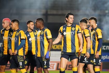 🗣️"Nos dieron 5 millones por ganarle"

Escándalo en la B Nacional por incentivos luego de que un jugador de Atlanta reconociera que recibió un pago de Atlético Rafaela para ganarle a Brown de Adrogué

✍️ <a href="/valen_faccio/">Valentin Faccio</a> 
🔗 rockandball.com.ar/ball/escandalo…