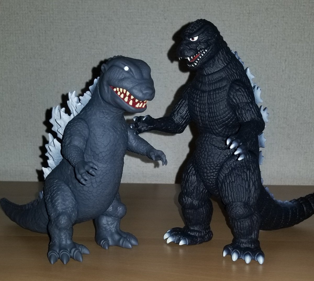 kitty_missile_'s tweet photo. 釈ゴジやGMKゴジも良いけど、所有出来てなんだかんだ嬉しいのはこの2体だったりする。

#ムビモン
#ムービーモンスターシリーズ https://t.co/uIaePTxkRI