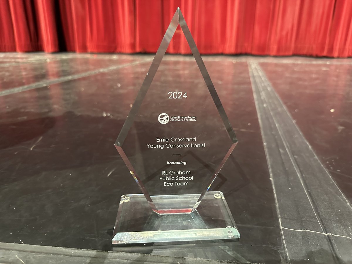 TrustCarolynB's tweet photo. I was honoured to attend the @LSRCA awards where one of my schools received an award for which I nominated them. Congratulations to the Eco Team from RL Graham PS. These students are truly stewards of our land & waters! @YRDSB #Consies #SavingLakeSimcoe #watershedheroes https://t.co/7bcTpv0mnK