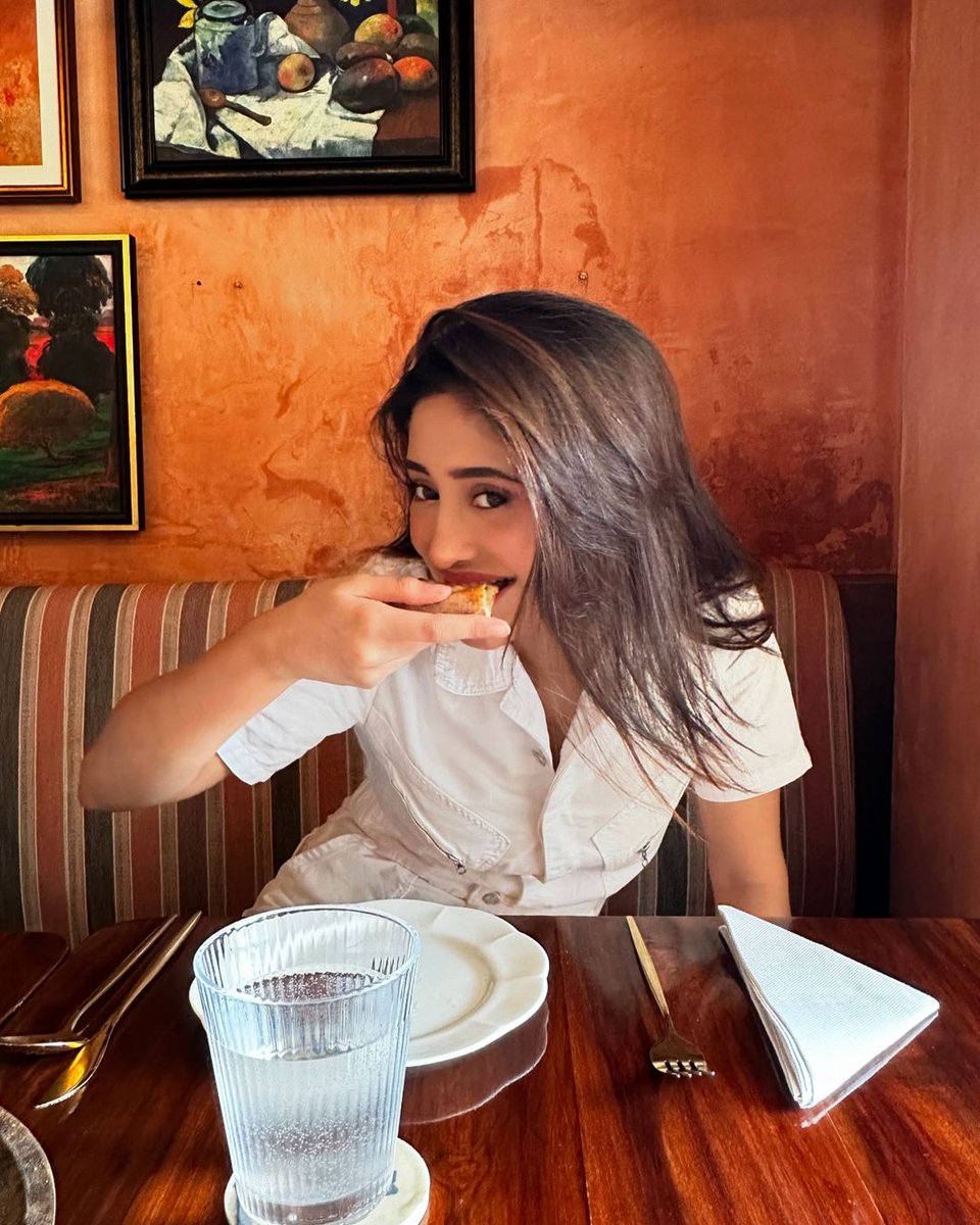 Shivixglitter1's tweet photo. Foodie! 😋🙈. @shivangijoshi10 

#Shivangians #ShivangiJoshi https://t.co/W4j1QV3656