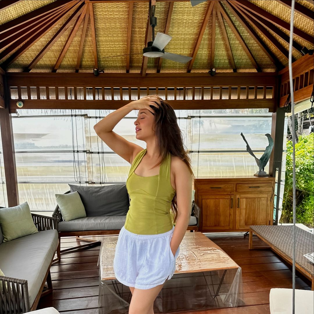 Shivixglitter1's tweet photo. Hotness!🥵🥵🔥🔥. @shivangijoshi10 

#Shivangians #ShivangiJoshi https://t.co/Wap3gyYTFk