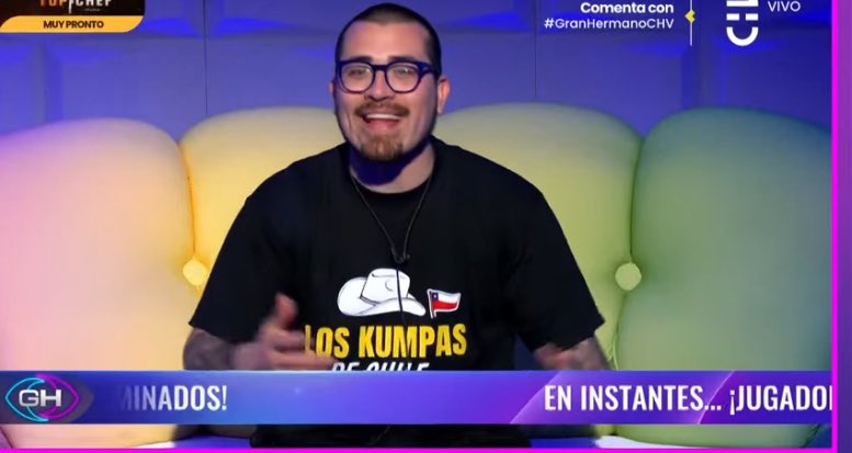Carolvvd's tweet photo. Que irreal que esté ahi 😂😂😂 que lejos llegaste tio michancla #granhermanochv #GranHermanochile https://t.co/tiMXKuGHRx