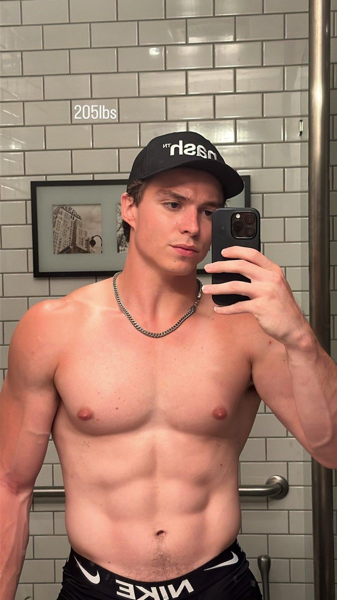ownerkaibanks's tweet photo. já pode candelar o white boy of the year???🤤 https://t.co/BNeDstK9bj