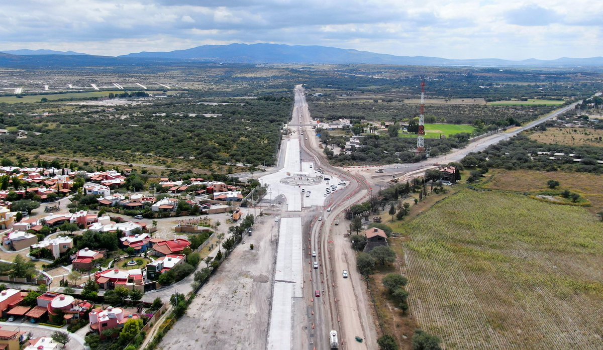 JPPerezB's tweet photo. Hoy supervisé la construcción del Boulevard de la Libertad, una obra en la que el Gobierno del Estado invierte más de 3 mil 25 millones de pesos.

Será una de las vialidades más bonitas del país. Contará con 4 carriles de circulación, dos por sentido, más acotamientos, ciclovía. https://t.co/yT4PxQP5UA