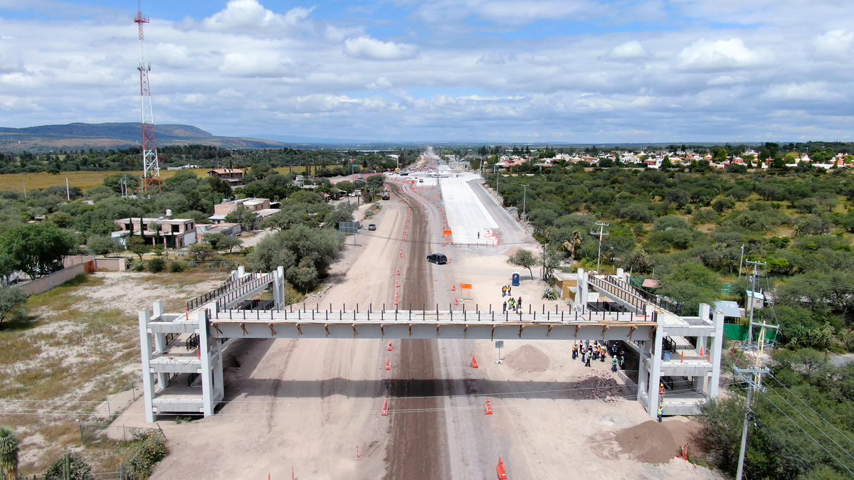JPPerezB's tweet photo. Hoy supervisé la construcción del Boulevard de la Libertad, una obra en la que el Gobierno del Estado invierte más de 3 mil 25 millones de pesos.

Será una de las vialidades más bonitas del país. Contará con 4 carriles de circulación, dos por sentido, más acotamientos, ciclovía. https://t.co/yT4PxQP5UA