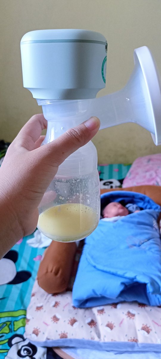 khafi_ulia's tweet photo. Benar-benar diuji kesabaran ibu baru ini, ASI baru keluar setelah 5 hari pasca melahirkan dan volumenya hanya segini. Sudah coba banyak cara dari yang modern sampai tradisional. Tapi ibu semangat nak, ibu sangat ingin mengASIhimu anakku. Dan ibu yakin ibu bisa. https://t.co/tIGqHPs8aP