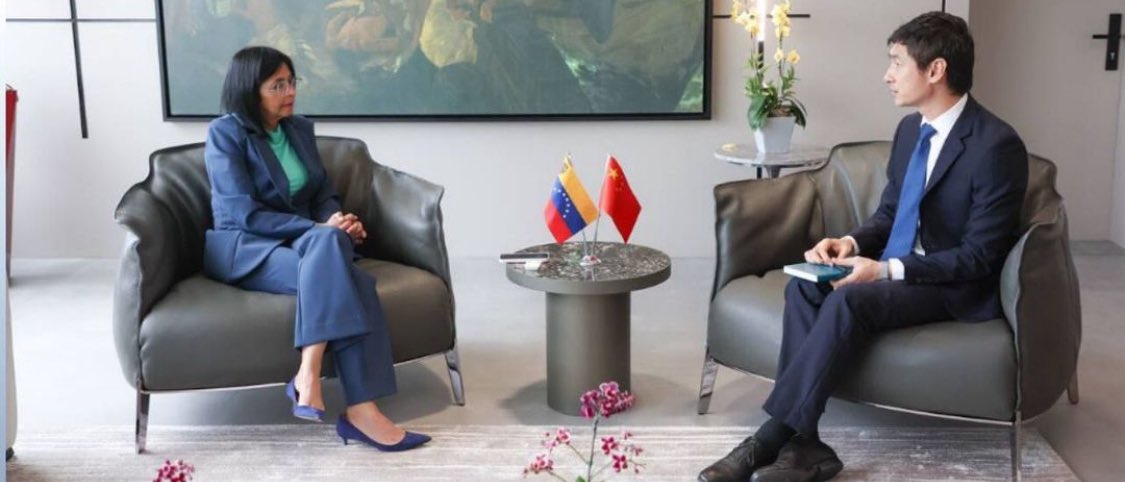 InapymiNE's tweet photo. #Entérate Vicepresidenta Ejecutiva de Venezuela Delcy Rodríguez, se reunió con el embajador de China Lan Hu en Caracas.
Revisaron más de 600 acuerdos estratégicos dentro de la cooperación bilateral reforzando relaciones basadas en el respeto mutuo, igualdad y complementariedad. https://t.co/ETEOUxLA4K