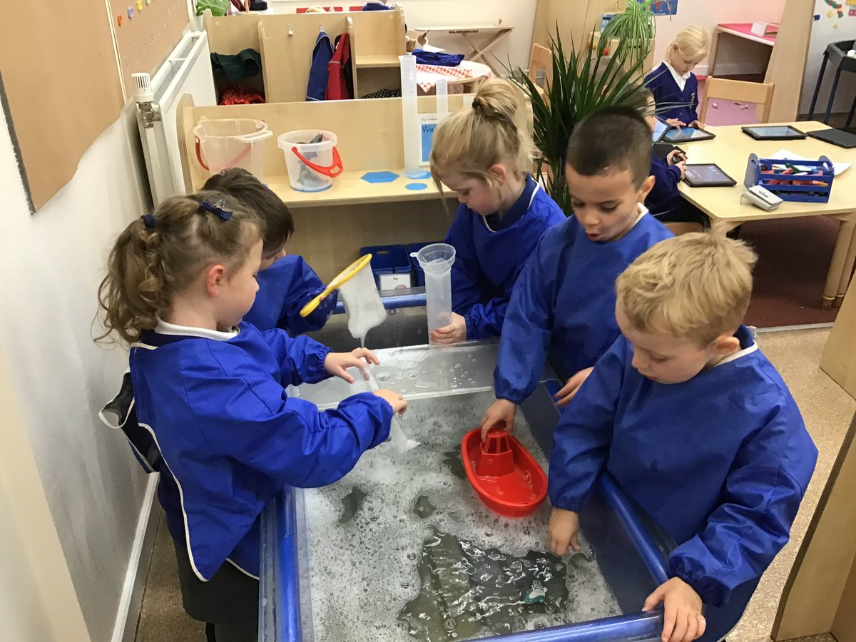 HolmeValleySch's tweet image. Reception 

Exploring the water tray with different objects 🚤 

#Floating #Sinking #Pouring #Measuring