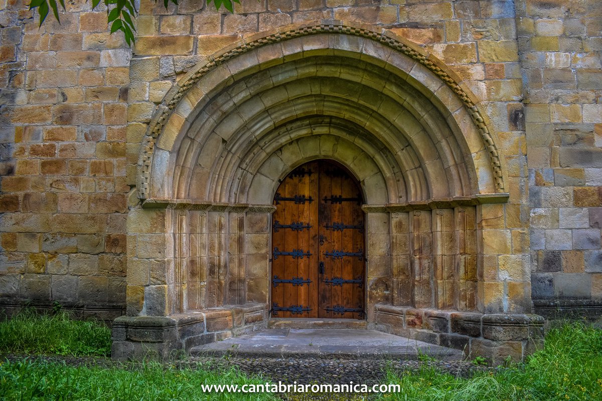 Acceso y Portada de la Iglesia de San Facundo y San Primitivo en Silió, S. XII. Las menciones más antiguas, según García Guinea, nos sitúan a principios del siglo XI, en un documento de donación, apareciendo la nomenclatura "Asilió".   

#cantabria #arte #historia #románico