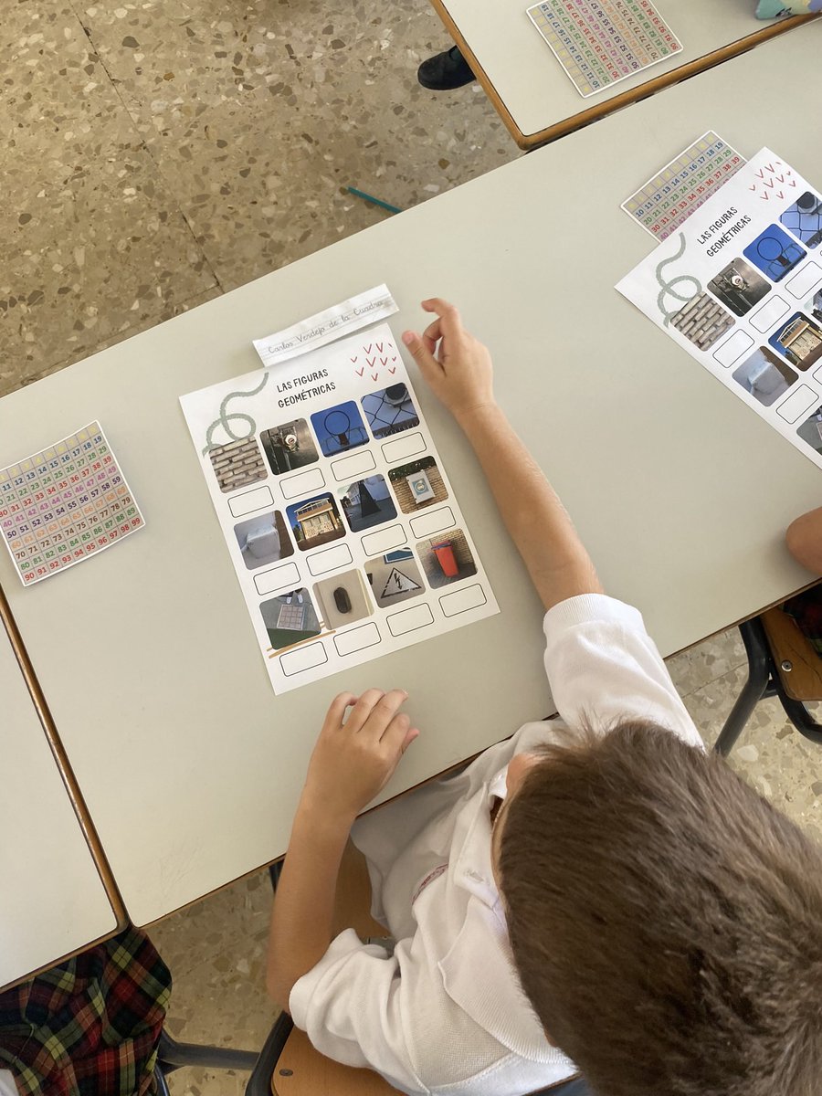¡En Matemáticas aprendemos las formas geométricas en el patio! Salimos al recreo a fotografiar con iPads las formas geométricas que encontrásemos a nuestro alrededor, y nos dimos cuenta que vivimos rodeados, encontramos hasta un pentágono ¡Lo hemos pasado bomba! <a href="/CELosRosales/">Colegio Los Rosales</a>