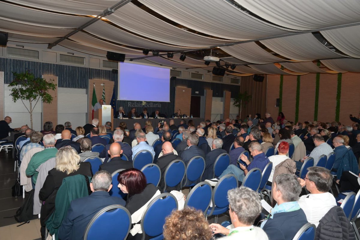 FnpCisl's tweet photo. “È necessario rivedere il SSN pubblico per superare i suoi limiti attuali e renderlo adeguato ai nuovi scenari. Occorre che Governo e Istituzioni si siedano intorno ad un tavolo e si concentrino su un accordo bipartisan per riorganizzare il sistema e per migliorare la salute delle persone e delle piccole comunità. Serve una grande rivoluzione culturale che cambi il paradigma della salute e che riproponga al centro del SSN la prevenzione e la medicina territoriale, per riaffermare l’importanza di un servizio che è un grande bene che non possiamo perdere, un bene per noi e per chi verrà dopo di noi”: @emilio_didone, segretario generale #FnpCisl al CG della Federazione in corso a Bologna.