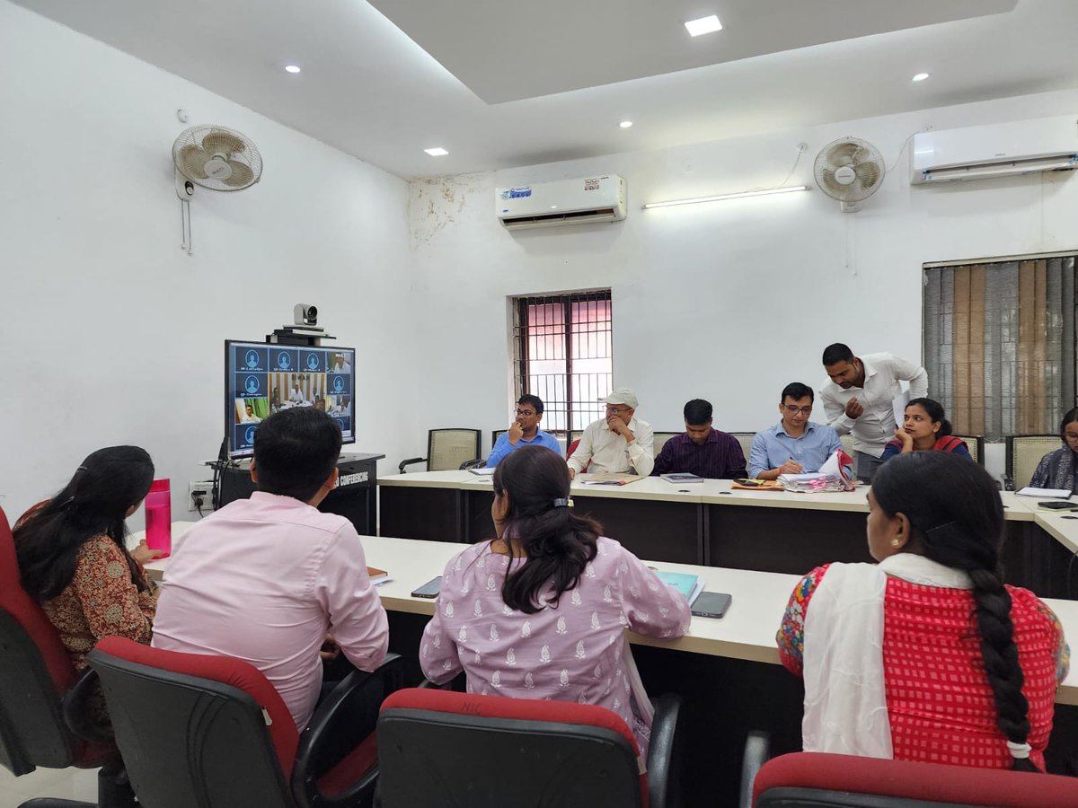 Saran_dm's tweet photo. #certificatecases
#DivisionalCommissioner #saran
#chapra
#IPRDBihar
#BiharNews
*नीलाम पत्र वादों के निष्पादन में तेजी लायें सभी नीलाम पत्र पदाधिकारी: आयुक्त*
*सारण प्रमंडल के सभी नीलाम पत्र पदाधिकारियों के साथ आयुक्त ने वीडियो कॉन्फ्रेंसिंग के माध्यम से की बैठक, सभी जिलों के जिलाधिकारी भी रहे मौजूद*
-------------------------------
सारण, छपरा
9 अक्टूबर, 2024
-------------------------------
सारण प्रमण्डल अंतर्गत सभी जिलों में संचालित नीलाम पत्र वादों (सर्टिफिकेट केस) की आज प्रमंडलीय आयुक्त श्री गोपाल मीणा ने समीक्षा की।
तीनों जिलों को मिलाकर 50 हजार से अधिक नीलाम पत्र वाद दायर हैं। इनमें 50 लाख रुपये से अधिक सन्निहित राशि के 48 तथा 10 लाख रुपये से अधिक सन्निहित राशि के 506 मामले शामिल हैं।
आयुक्त के निदेशानुसार प्रमण्डल के तीनों जिलों में संचालित नीलाम पत्र के मामलों को विभिन्न श्रेणियों में वर्गीकृत करते हुये एक विशेष फॉरमेट तैयार कर गूगल शीट पर एंट्री कराई गई है। इनमें सरकारी विभागों, राष्ट्रीय बैंकों, सहकारी बैंकों एवं सरकारी लोक उपक्रमों को अलग अलग वर्ग में रखा गया है। सभी जिलों को अपने अपने जिलों में संचालित नीलाम पत्र के वादों को एक सप्ताह के अंदर गूगल शीट में अपडेट/एडिट करने का निदेश दिया गया।
समीक्षा के क्रम में ज्ञात हुआ कि कुछ नीलाम पत्र पदाधिकारियों के जिम्मे बहुत ही अधिक संख्या में नीलाम पत्र के मामले हैं। आयुक्त ने विभिन्न नीलाम पत्र पदाधिकारियों के यहाँ दर्ज मामलों की संख्या को युक्तिसंगत बनाने का निदेश दिया। उन्होंने कहा कि आवश्यक हो तो अतिरिक्त पदाधिकारियों को नीलाम पत्र पदाधिकारी की शक्ति प्रत्यायोजित करें।
कुछ बड़ी सन्निहित राशि वाले मामलों की सुनवाई जिलाधिकारी स्वयं भी करें। अन्य वरीय अधिकारी बड़ी सन्निहित राशि वाले मामलों की सुनवाई करें। सबसे पुराने दर्ज मामलों के निष्पादन को भी प्राथमिकता दें।
बैठक में प्रमंडल के सभी जिलों के जिलाधिकारी सहित सभी नीलाम पत्र पदाधिकारी उपस्थित थे।