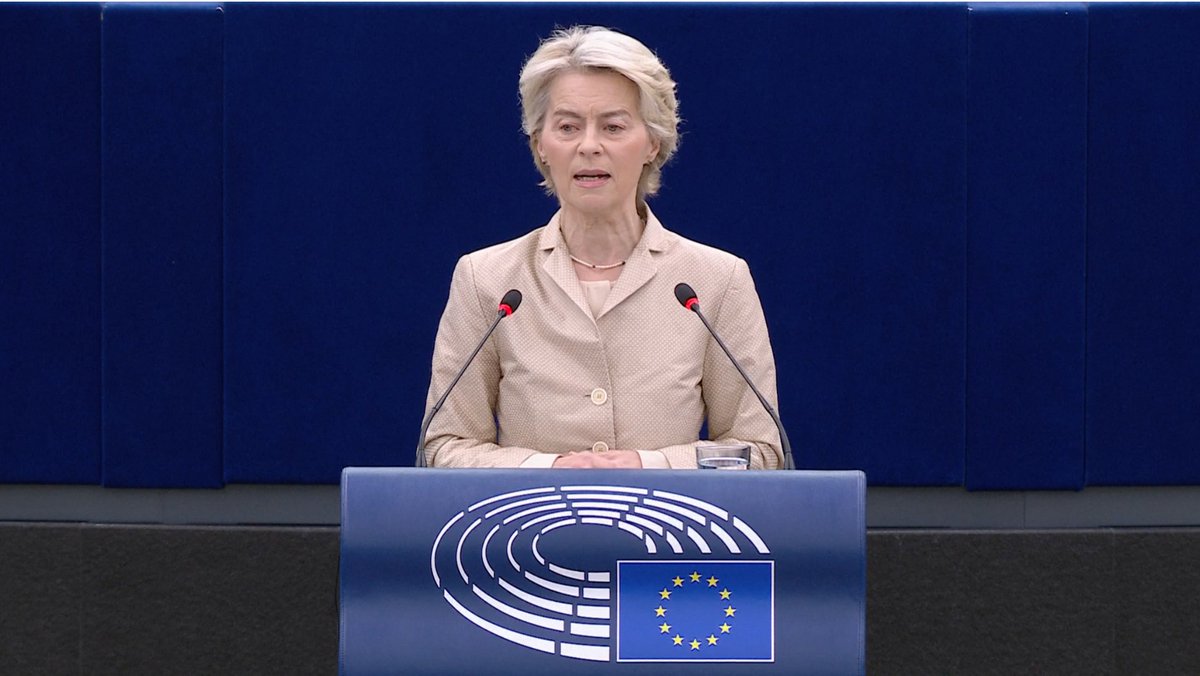 🇪🇺President @VonDerLeyen looks right at <a href="/PM_ViktorOrban/">Orbán Viktor</a> as she discusses Ukraine. And she has uncharacteristically tough words.

"The world has witnessed the atrocities of Russia's war. And yet, there are still some who blame this war not on the invader, but the invaded. Not on