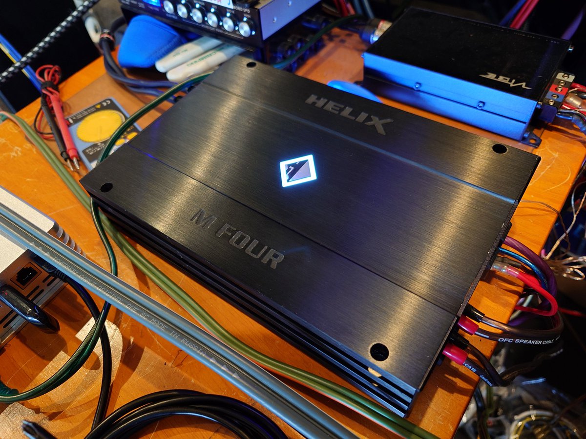 FLASHPOINTSOUND's tweet photo. 『HELIX M-FOUR 4chアンプ』
現在店頭デモボードにて試聴できます。定格100W✕4ch。D級アンプの中でもなかなかの高音質で好感が持てる音です。サイズもコンパクトですのでシート下等にも設置可能です。
#HELIX #MFOUR
#カーオーディオ #アンプ
#岐阜のカーオーディオ専門店 https://t.co/4SEZPJuBEx