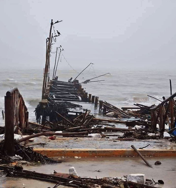 ActualidadRT's tweet photo. El conocido muelle del Megalodón, situado en #Chelem, #Yucatán, quedó destruído por la intensa fuerza del huracán #Milton, que impactó la zona con vientos destructivos de más de 240 km/h. https://t.co/9bIVVHlNKX