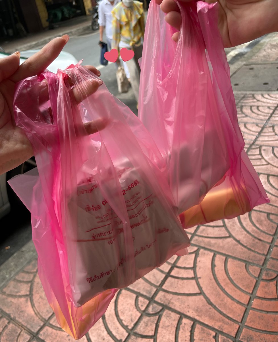 et_bkk06's tweet photo. 流行りに乗ってキンジェーのピーナッツキャンディゲット🥜
かなり甘いけどほろほろで美味しい！近くで売ってた黒胡麻ver.も香り良くてすき🫶
平日14時の部は時間前から販売開始してて即買えた🤸妊婦やから座って待ちな！とも言ってくれてタイってやっぱり優しい…🥹✨ https://t.co/pjnWgyp54x