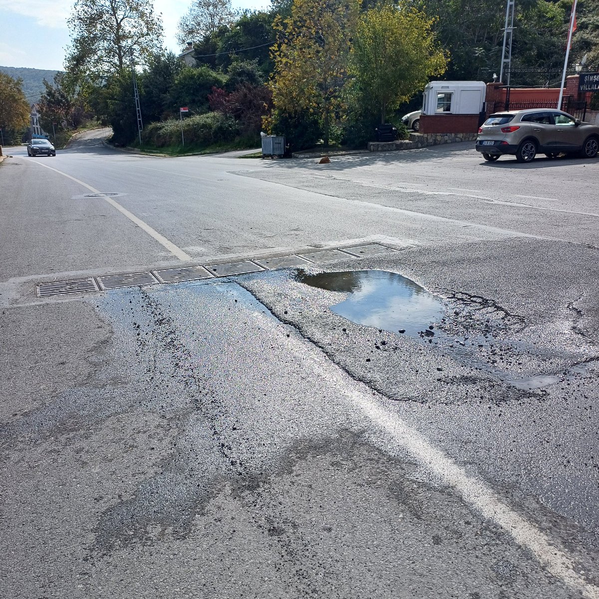 <a href="/IBBcozummerkezi/">İBB Çözüm Merkezi</a> Zekeriyaköy ana cadde 3. Caddede tamir edilmeyen su kaçağı yüzünden oluşan ve çökmek üzere olan bir çukur hergün derinleşiyor ve büyüyor, her gün kaza riski yaşanıp araçlar zarar görüyor yetkililer uyuyor mu? <a href="/istanbulbld/">İstanbul Büyükşehir Belediyesi</a> <a href="/ekrem_imamoglu/">Ekrem İmamoğlu</a> <a href="/aksuoktay/">M. Oktay Aksu</a> <a href="/iski_destek/">İSKİ Destek</a>