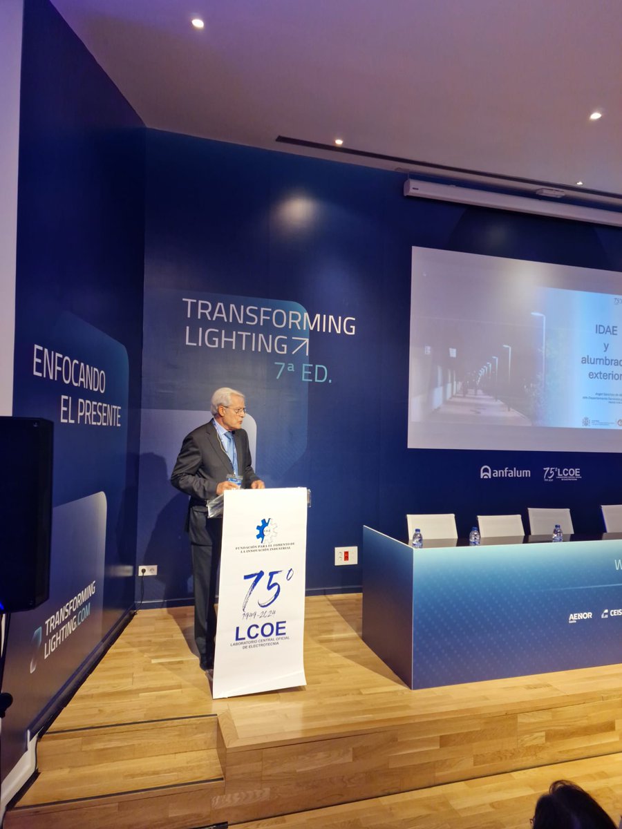 Interviene Ángel Sánchez de Vera, de <a href="/IDAEenergia/">IDAE</a>, para hablarnos de los requisitos para luminarias de alumbrado público en licitaciones públicas
#LCOE75aniversario
#TL7 
<a href="/F2I2/">F2i2 Fundación Fomento de la Innovación Industrial</a> <a href="/ANFALUM/">ANFALUM</a> <a href="/TLighting_/">Transforming Lighting</a>