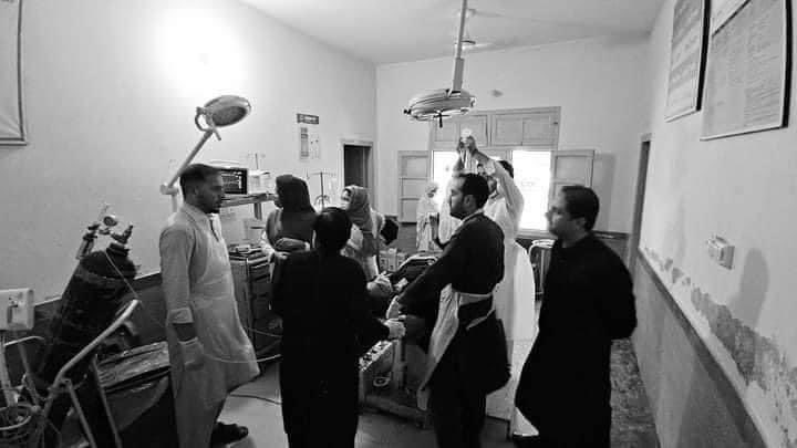 aima_kh's tweet photo. پشتون قومی عدالت کے شرکاء پر پولیس کی فائرنگ ، فائرنگ سے زخمی ہونے والے اب تک 5 مریضوں کو جمرود سیول ہسپتال لایا گیا، دو کی حالت تشویشناک، حیات آباد میڈیکل کمپلیکس منتقل، ریاست کی وحشت آسمان کو چھونا شروع ھوگئی ہے،
#په_خیبر_ننګ_وکړئ https://t.co/KhaiO6zVe7