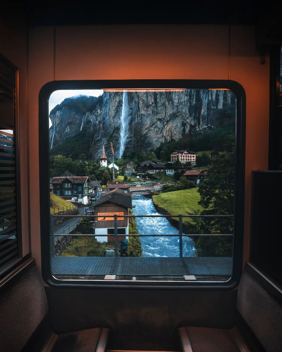 Window view of Lauterbrunnen

📷: @_marcelsiebert (IG)

#lauterbrunnen #jungfrauregion #berneseoberland #Switzerland #ThePhotoHour