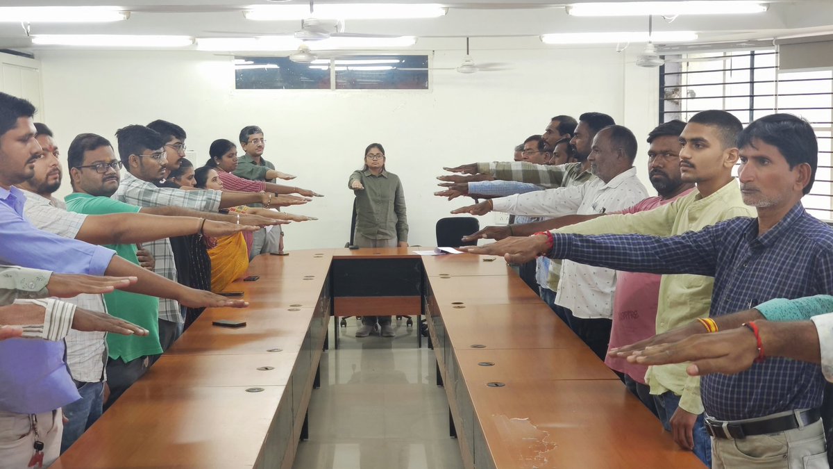 MAMmendarda's tweet photo. આજરોજ પ્રાંત કચેરી મેંદરાડા તથા મામલતદાર કચેરી મેંદરાડાના અધિકારીશ્રીઓ/ કર્મચારીશ્રીઓ દવારા "ભારત વિકાસ" પ્રતિજ્ઞા લેવા માં આવી. https://t.co/l76OQWHpWz