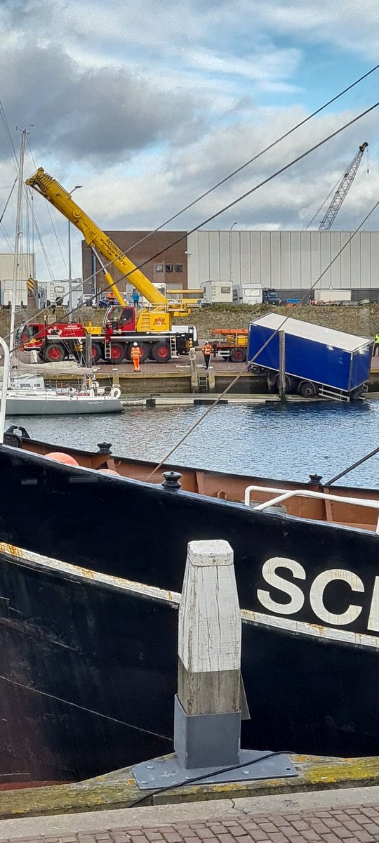 Vrees dat een supermarkt vandaag niet geheel wordt bevoorraad...........geen gewonden gelukkig, wel stevige schade op de kade en steiger.