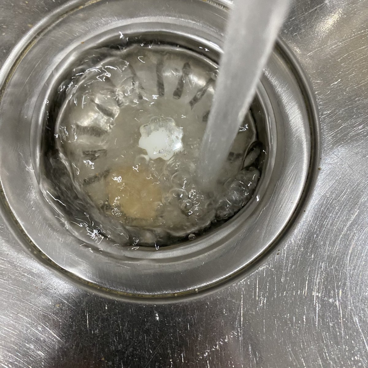 นวัตกรรมสิ่งนี้มันเริศวะ เม็ดเอนไซม์จุลินทรีย์ย่อยสลายไขมัน ใช้แล้วปัญหาท่อตัน กลิ่นเหม็นจากท่อหายหมด แค่เอาเม็ดวางในตะแกรงแล้วเปิดน้ำตามจนละลายลงท่อจนหมดเป็นอันจบ ชอบที่สุดคือ “ช่วยลดจำนวนแมลงสาบ” ด้วย