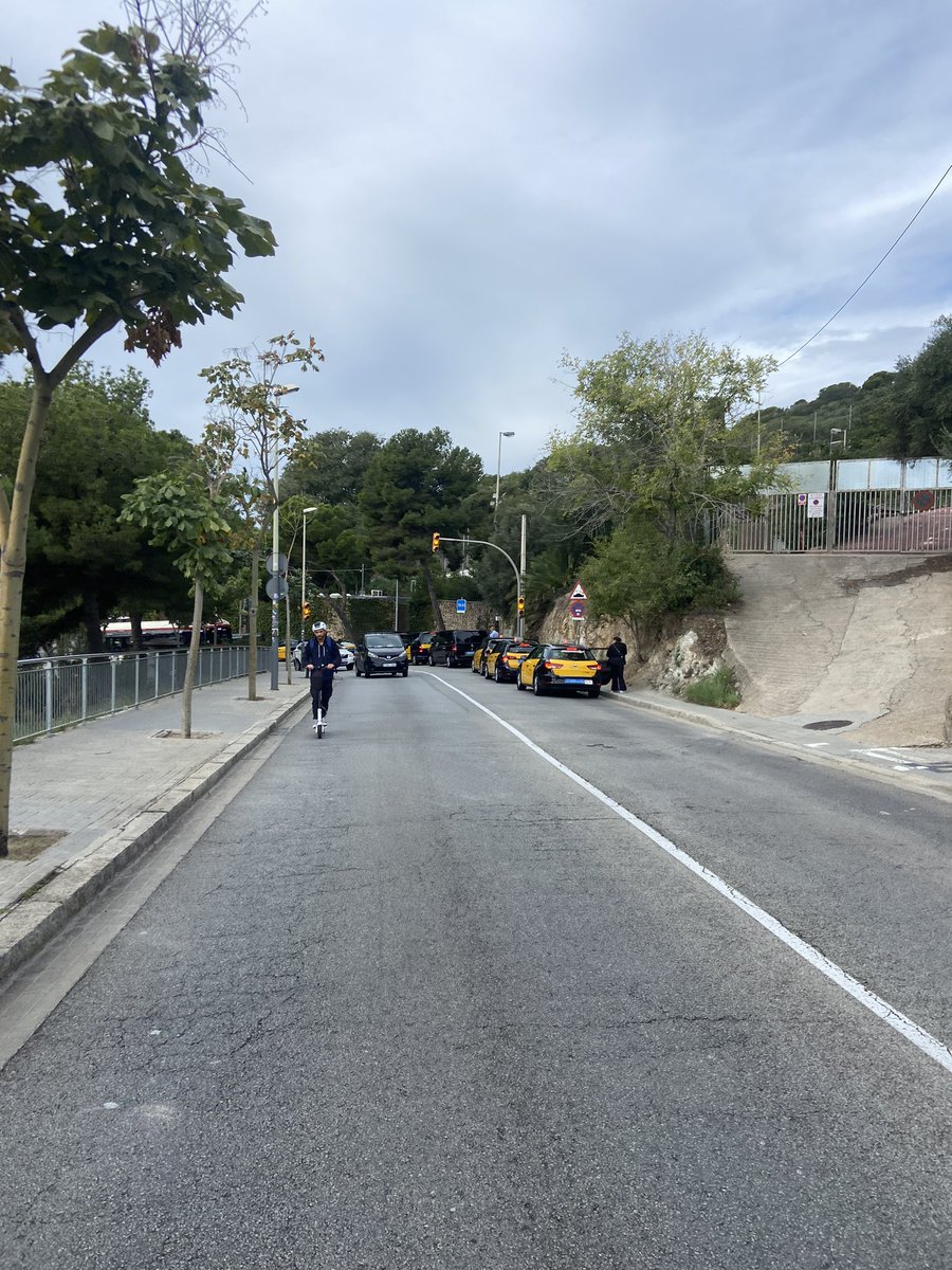 drokba's tweet photo. @bcn_ajuntament Tot un èxit el pla endreça del trànsit al park guell. La parada sembla dossenyada per una persona que no ha acabar l'ESO i la @GUBBarcelona no controla el seu funcionament...el tràfic mai havia estat tan caòtic a Can Baró. 

@VeinsdeCanBaro https://t.co/i2nyI0cra2