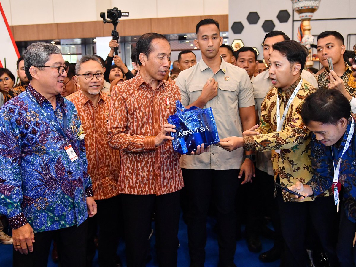 Presiden <a href="/jokowi/">Joko Widodo</a> secara resmi membuka Trade Expo Indonesia Ke-39 yang digelar di ICE BSD, Tangerang, Banten, Rabu (09/10/2024). Pameran produk berorientasi ekspor terbesar di Indonesia ini diikuti oleh 1.460 pelaku usaha.
#PotretKabinet
Foto: BPMI Setpres