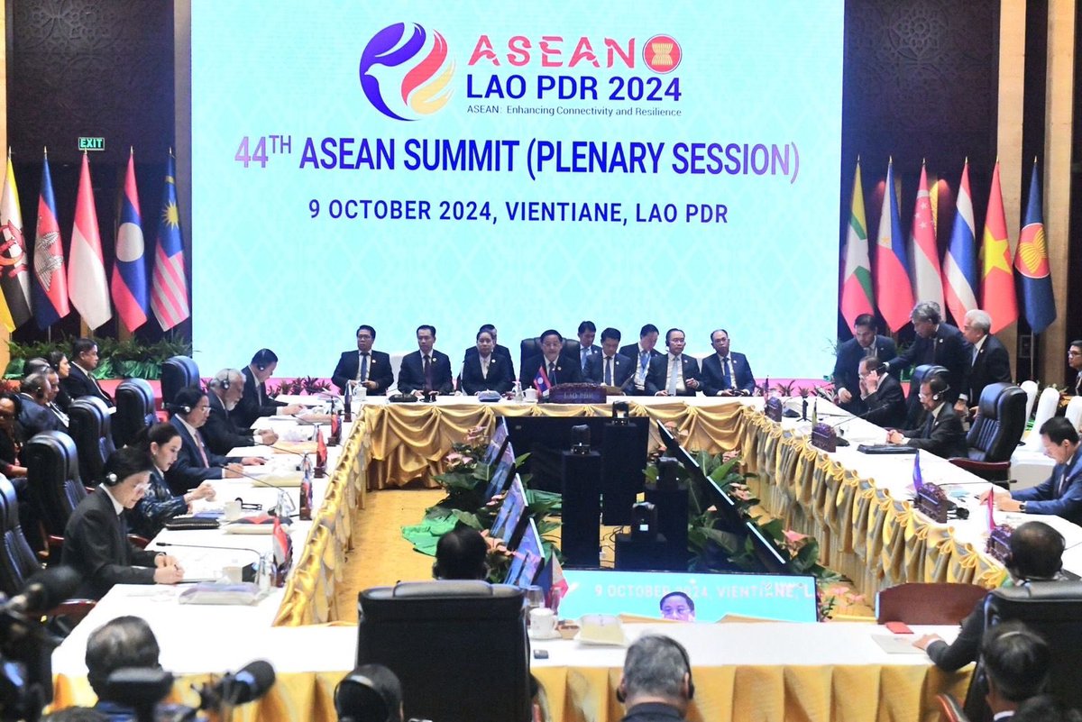 ดิฉันพร้อมกับผู้นำประเทศสมาชิกอาเซียนได้เข้าร่วมพิธีเปิดการประชุมสุดยอดอาเซียนครั้งที่ 44 และ 45 และการประชุมสุดยอดที่เกี่ยวข้อง ที่เวียงจันทน์ สปป. ลาว โดยมีท่านทองลุน สีสุลิด ประธานประเทศ สปป. ลาว เป็นผู้กล่าวเปิดการประชุม และท่านสอนไซ สีพันดอน นรม. สปป. ลาว