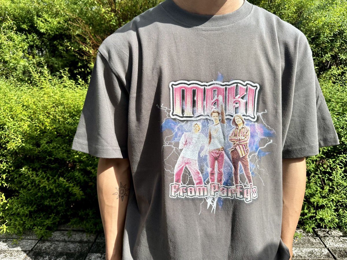 maki__jpn's tweet photo. 【🆕新アイテム発売決定！】

Maki Tour 2024-'25「チャンタ」

10/11(金)
千葉LOOKより発売
新アイテムのラインナップを解禁！

そして、大人気の"麻雀Tee"復活

※10/11(金)
先行物販 : 17:00〜17:30
チケットが無い方でも購入可能。

🎫 : 一般発売中(完売公演多数)
https://t.co/ghvXsUeI83 https://t.co/dzmhuUw1a2