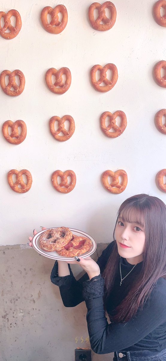 Alice_KK_Alice's tweet photo. #きらきら女子を目指して
龍山にあるプレッツェル屋に行きました🥨🥨🥨
めちゃうまで危うくプレッツェルのキーホルダー買いそうになりました🥨(エコバックは買いました🥨🥨)鏡あったらみんな写真撮ってるので撮ったけどなんか違う気がする。
#breadypost https://t.co/21lTPZDgOR