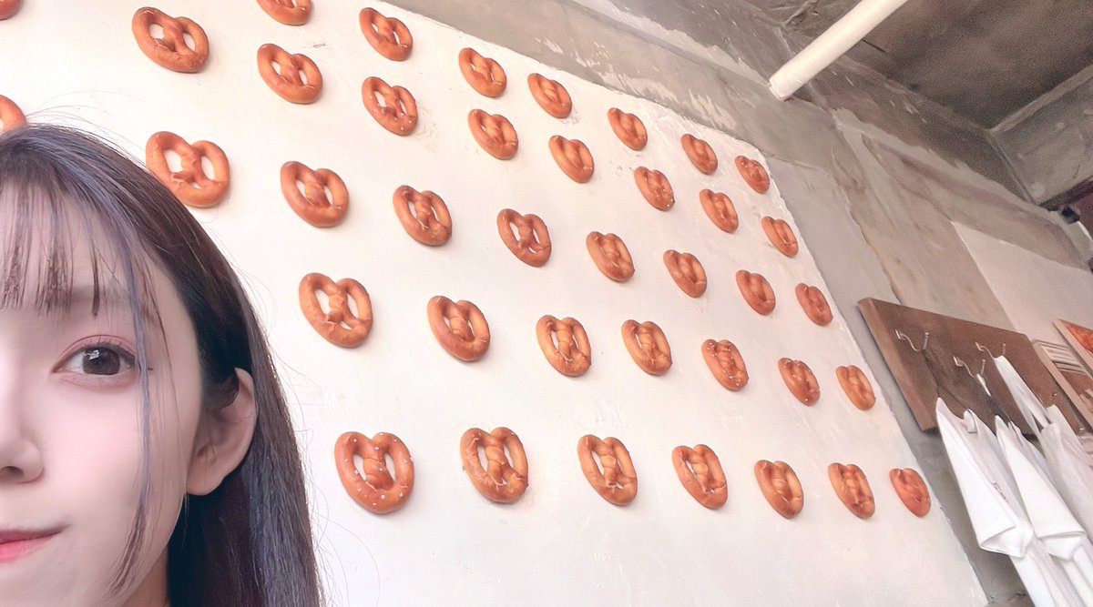 Alice_KK_Alice's tweet photo. #きらきら女子を目指して
龍山にあるプレッツェル屋に行きました🥨🥨🥨
めちゃうまで危うくプレッツェルのキーホルダー買いそうになりました🥨(エコバックは買いました🥨🥨)鏡あったらみんな写真撮ってるので撮ったけどなんか違う気がする。
#breadypost https://t.co/21lTPZDgOR