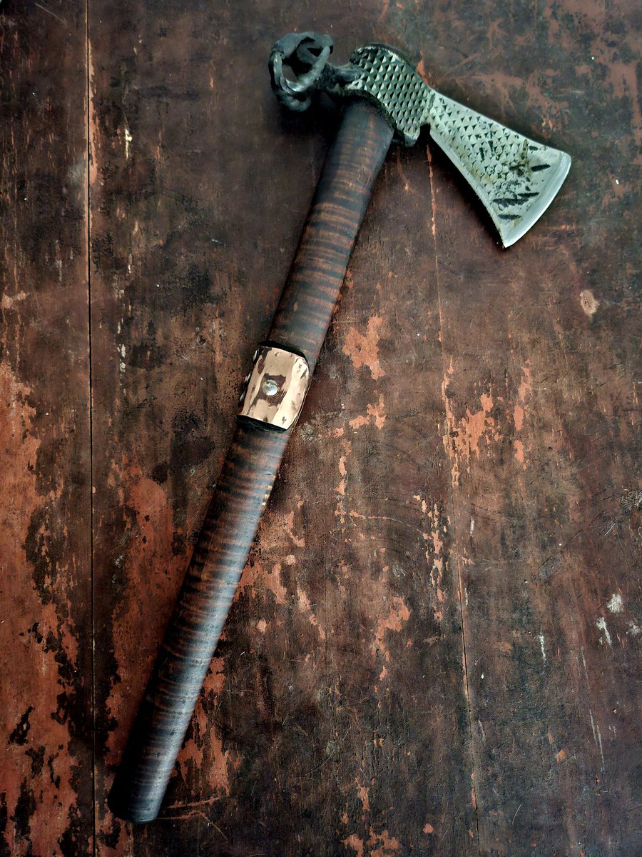 55 Vuotta intiaaneja tutkinut ja 40 vuotta heidän kirveitään takonut suomalainen seppä lahjoitti meille tämän upean kirveen myyntiin!
Varsi 46cm ja terä pässikoristeen kanssa 20cm.

Aivan tolkuttoman upea.

Tarjoukset tähän ketjuun tai DM.