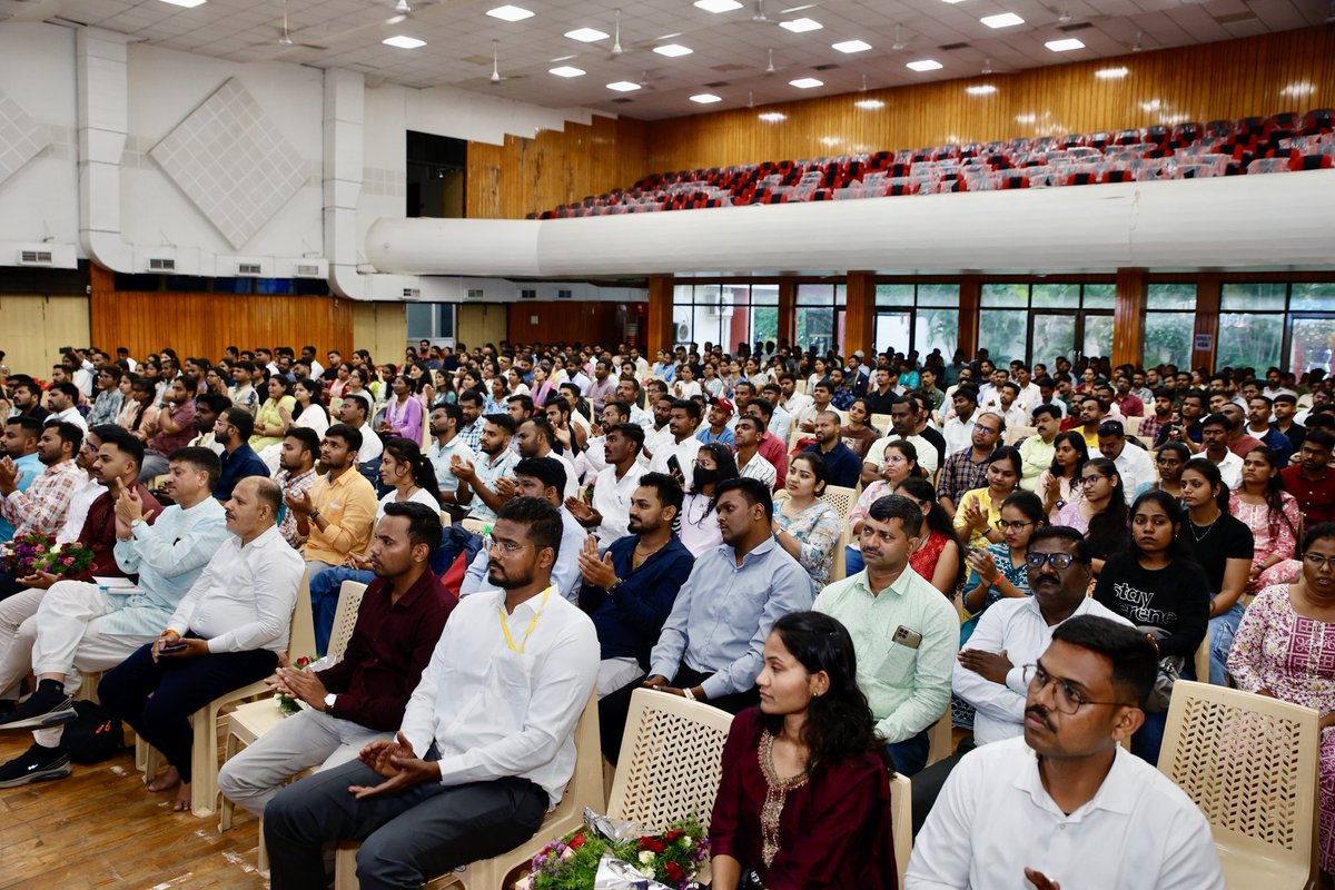 KirenRijiju's tweet photo. Had an inspiring interaction with the talented students of the Babasaheb Institute of Research and Trained (BARTI) MPSC Student Programme in Pune. Their enthusiasm &amp;  commitment to their goals is truly commendable. https://t.co/bCBGWz3Ekq