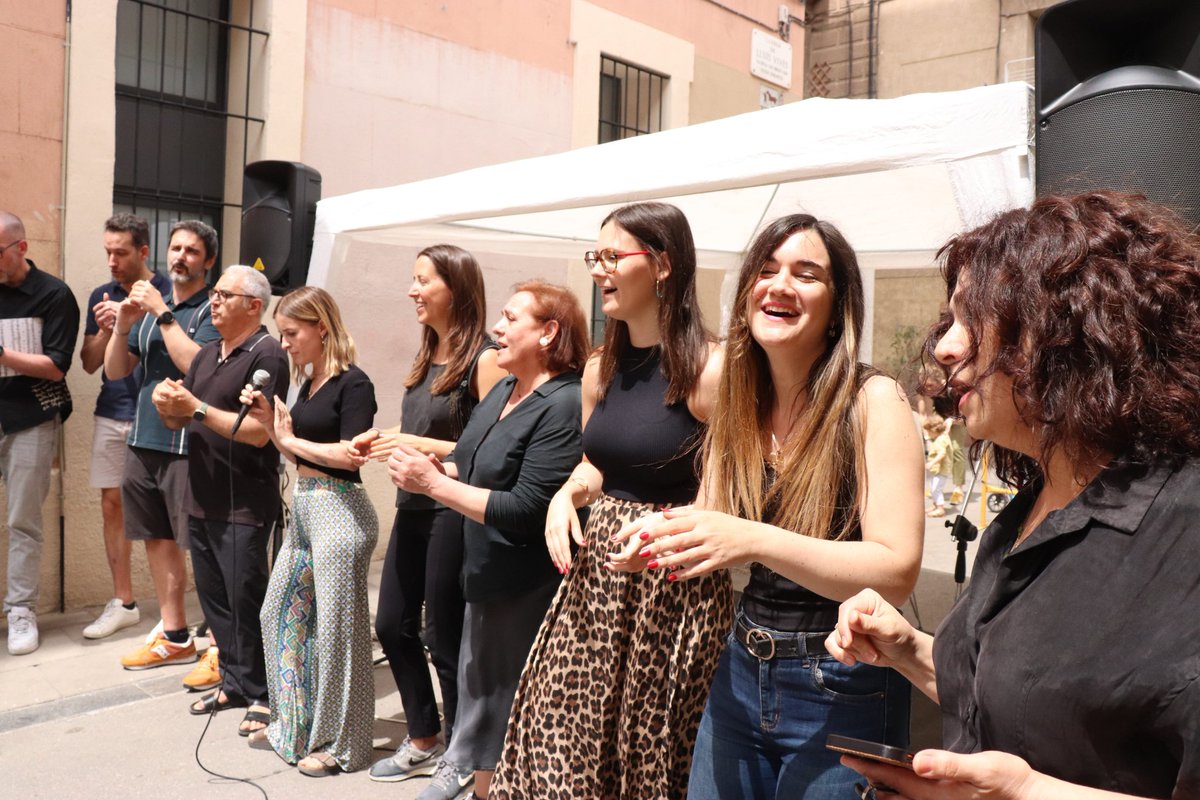 ¡Desarrolla la indepencia de tu voz!
MARTES 20:00h Coro de música moderna y VIERNES 21:00h Coro de Góspel ¿Dónde? en Barcelona, carrer de l'or 25 (Plan B)
¡No esperes más! ¡Apúntate! #CoroGospel #Coros #PlanB #LoQueQuieresEsCantar     
Llama al 655500034 ¡Inscribete ahora!